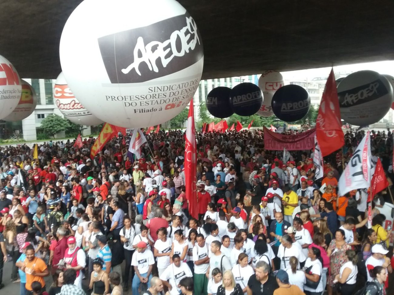 Ato no vão livre do Masp já está lotado e não para de chegar gente Foto: Seeb-SP