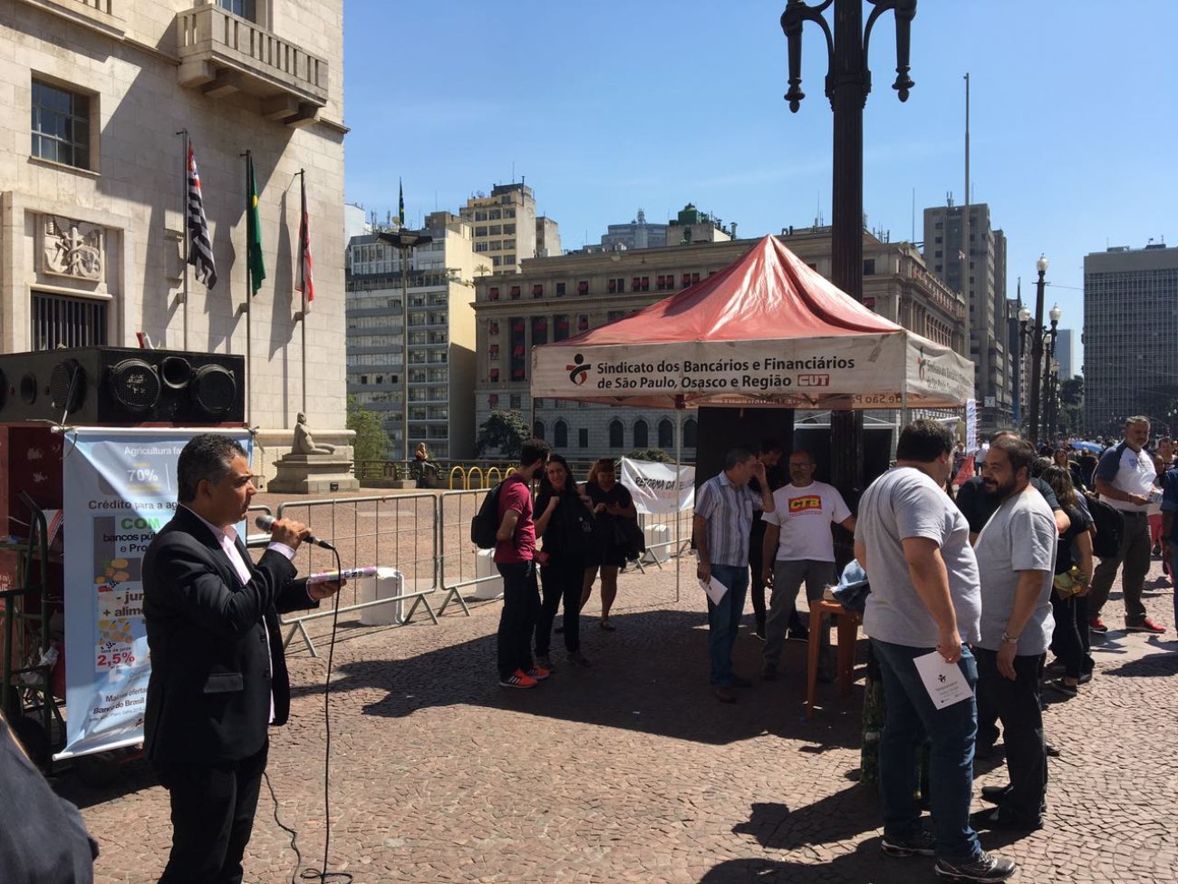Protesto em defesa dos bancos públicos diante da prefeitura de São Paulo Foto: Seeb-SP