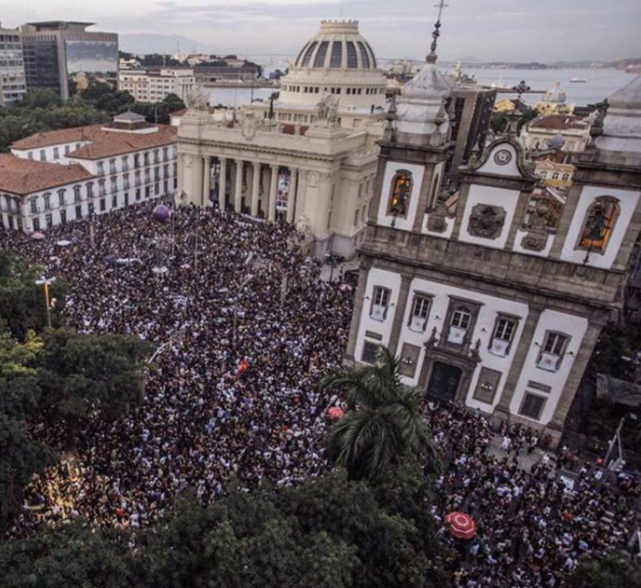 Ato em frente à Assembleia Legislativa do Rio de Janeiro reúne mihares Foto: Mídia Ninja