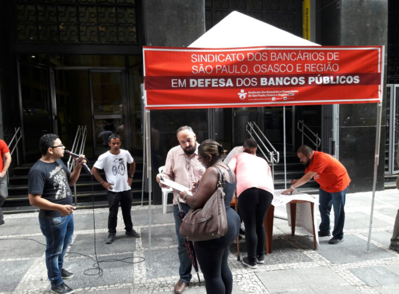 Mobilização também distribuiu cartilha para conscientizar a população Foto: Seeb-SP