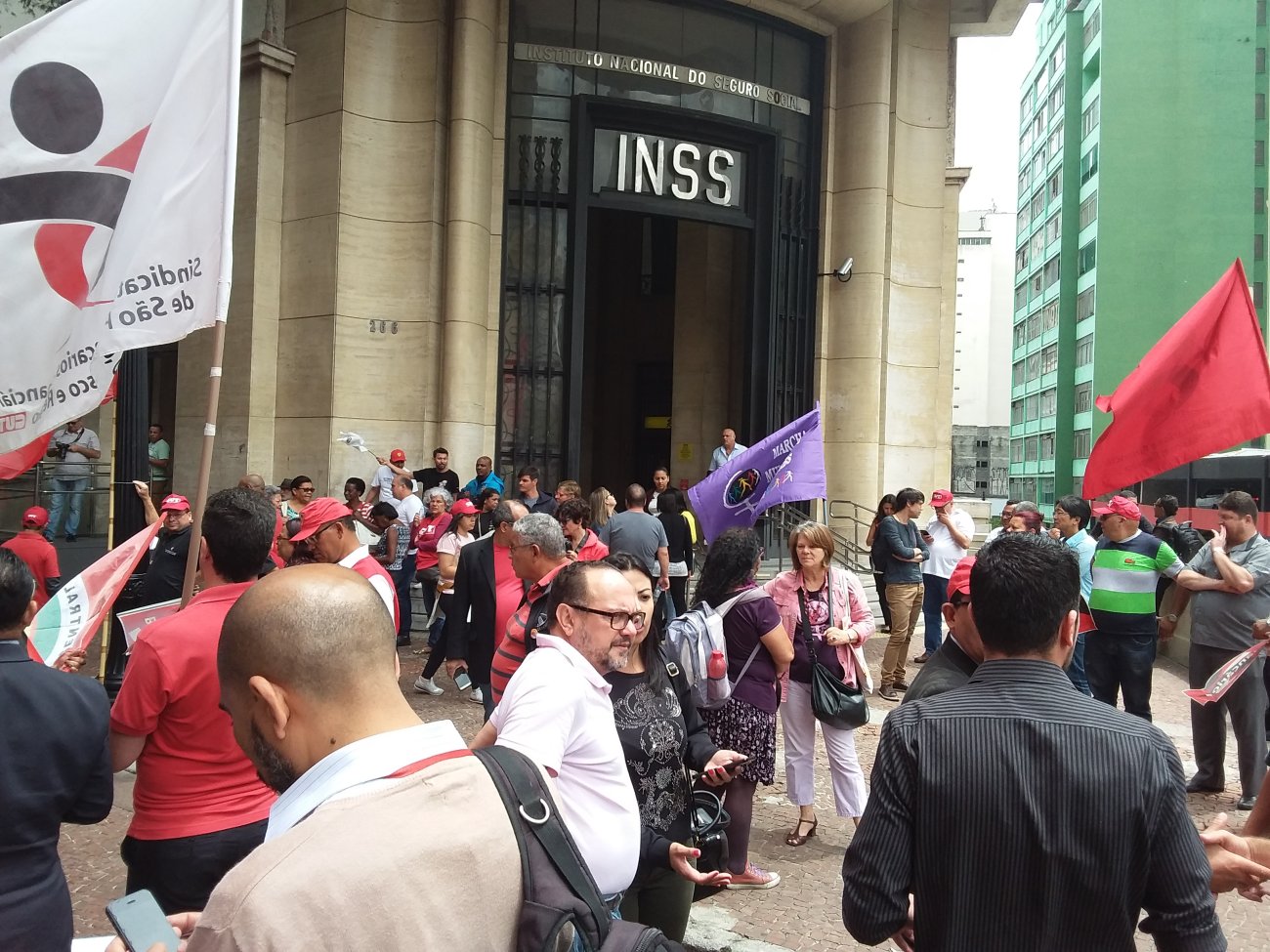 Trabalhadores se reuniram em frente ao prédio do INSS e saíram em caminhada pelas ruas do Centro de São Paulo Foto: Seeb-SP