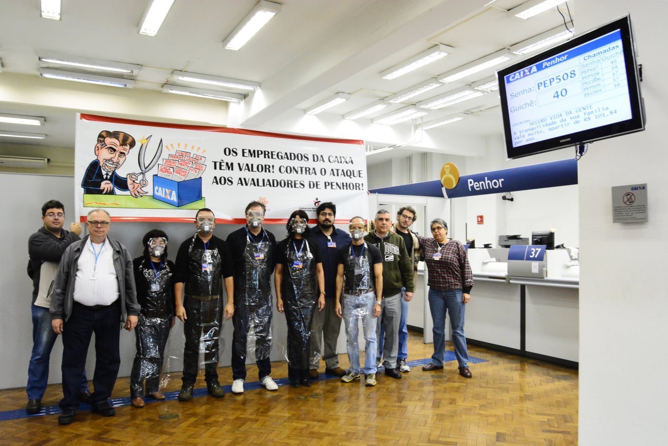 Ato do Sindicato, em 2016, contra o fim do adicional de insalubridade para os avaliadores de penhor Foto: Jailton Garcia