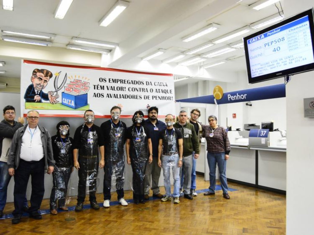 Empregados protestam contra a suspensão do pagamento de adicional de insalubridade logo após o anúncio da Caixa, em 2016 Foto: Jailton Garcia - Arquivo/Seeb-SP