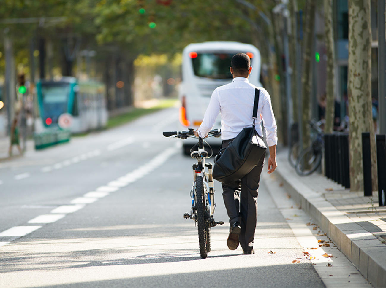 Banco teve lucro de R$ 6 bilhões no primeiro trimestre e ao invés de contratar táxis ou fretados, recomenda a bancários trajeto inseguro Imagem: Freepik