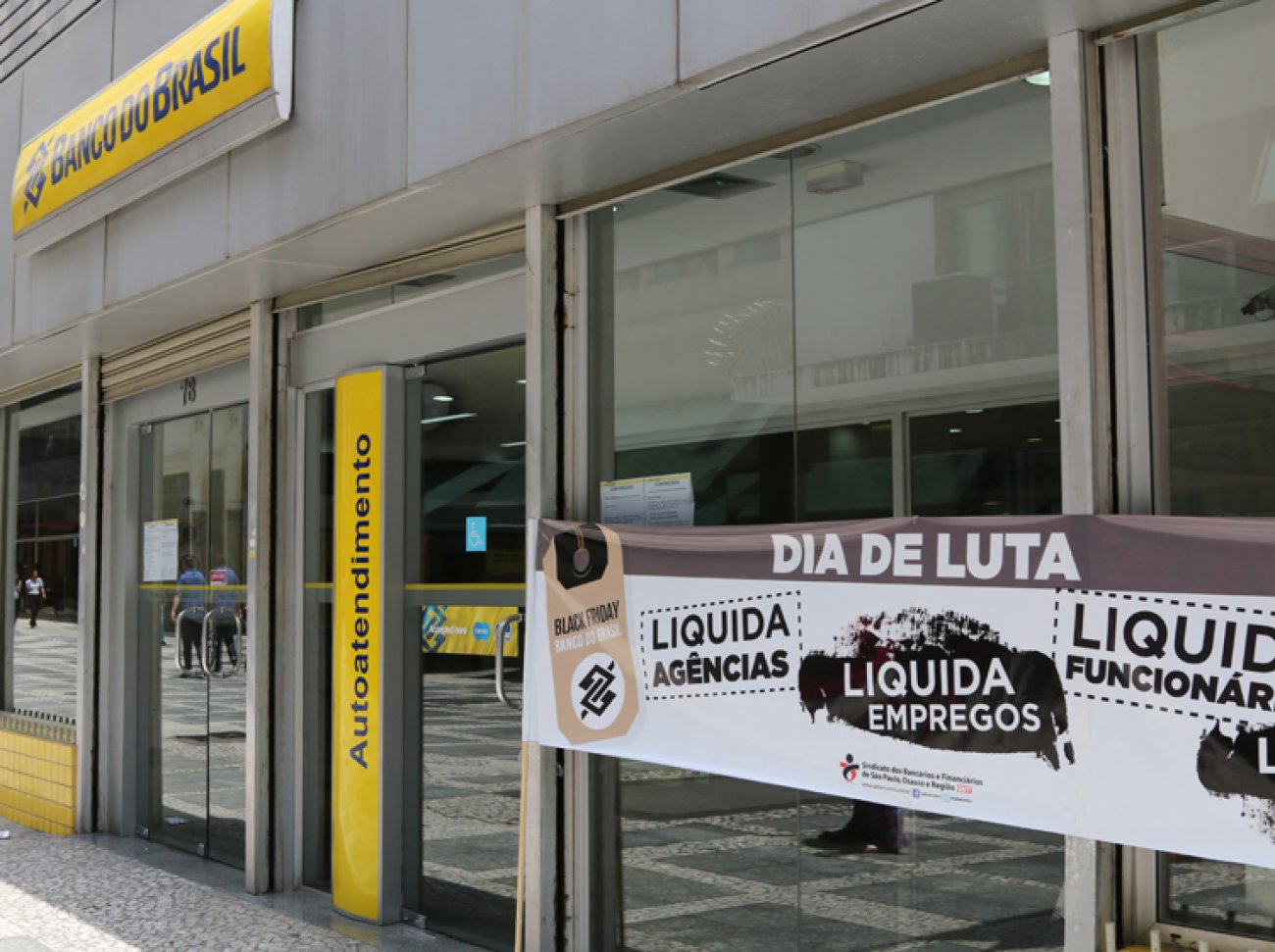 Protesto do Sindicato no prédio da Gestão de Pessoas realizado em 2016, quando começou o processo de encolhimento do banco público Foto: Anju