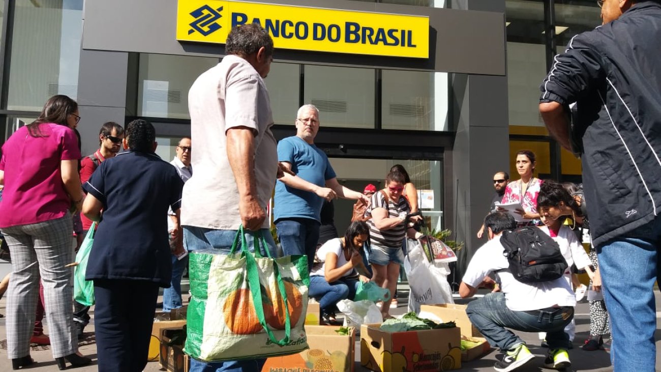 Na Avenida Paulista, em frente à Super do BB, bancários distribuíram alimentos da agricultura familiar para a população Foto: Seeb-SP