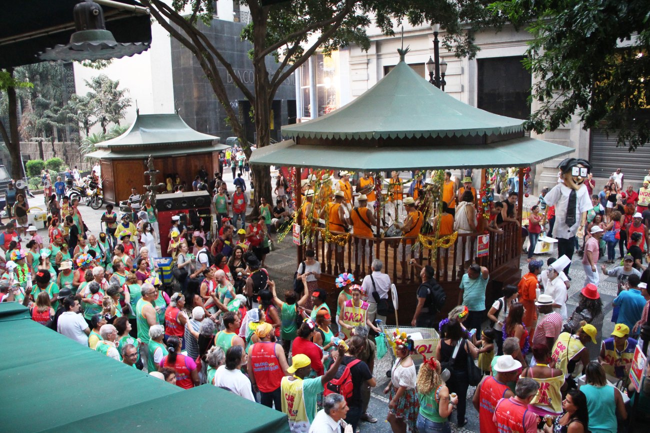 Foliões brincam o Carnaval na Praça Antônio Prado, no Bloco dos Bancários de 2017 Foto: Danilo Ramos