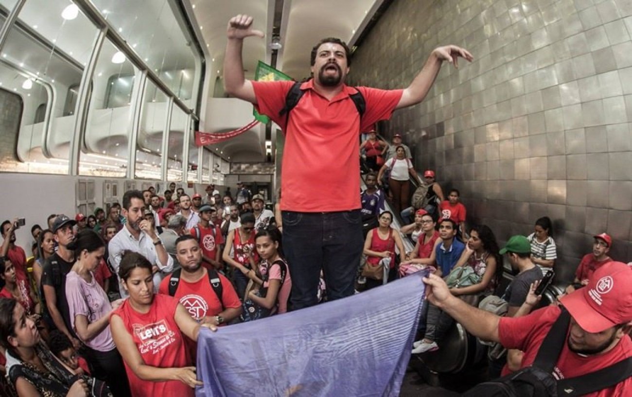 Militantes e o líder do MTST, Guilherme Boulos, dentro da Secretaria de Habitação Foto: Mídia Ninja