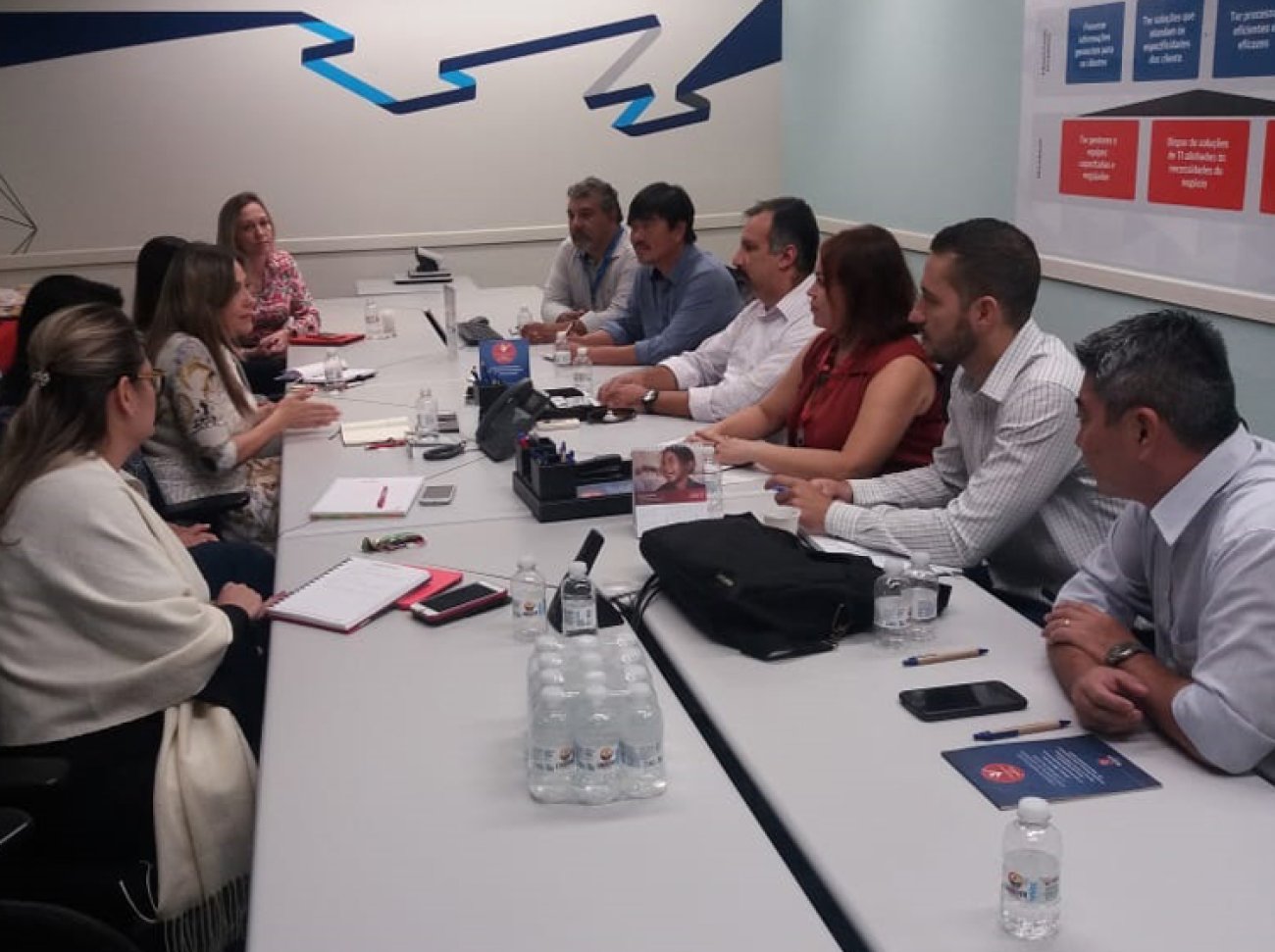 Representantes dos trabalhadores (à direita) cobraram resposta do banco para os problemas apontados pelos bancários Foto: Fetec-CUT/SP