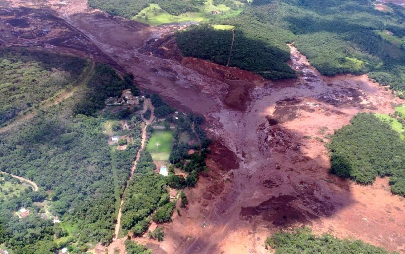 Rompimento da barragem da mina do Córrego do Feijão, há oito meses, deixou 249 mortos e 21 desaparecidos, além do rastro de lama na cidade Foto: CORPO DE BOMBEIROS/DIVULGAÇÃO