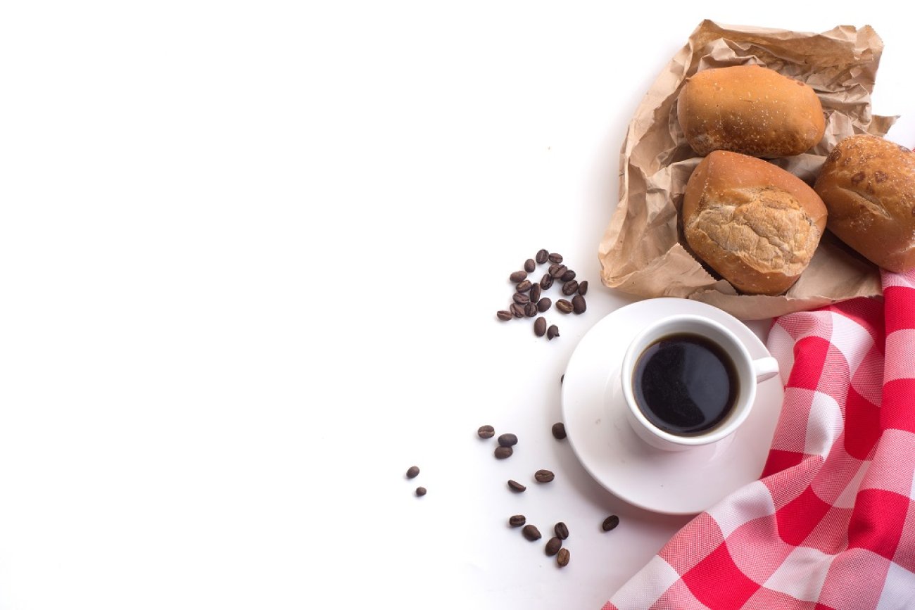 Um café da manhã balanceado tem carboidrato, 'gorduras boas' e sucos naturais. O cafezinho também está liberado Foto: Freepik