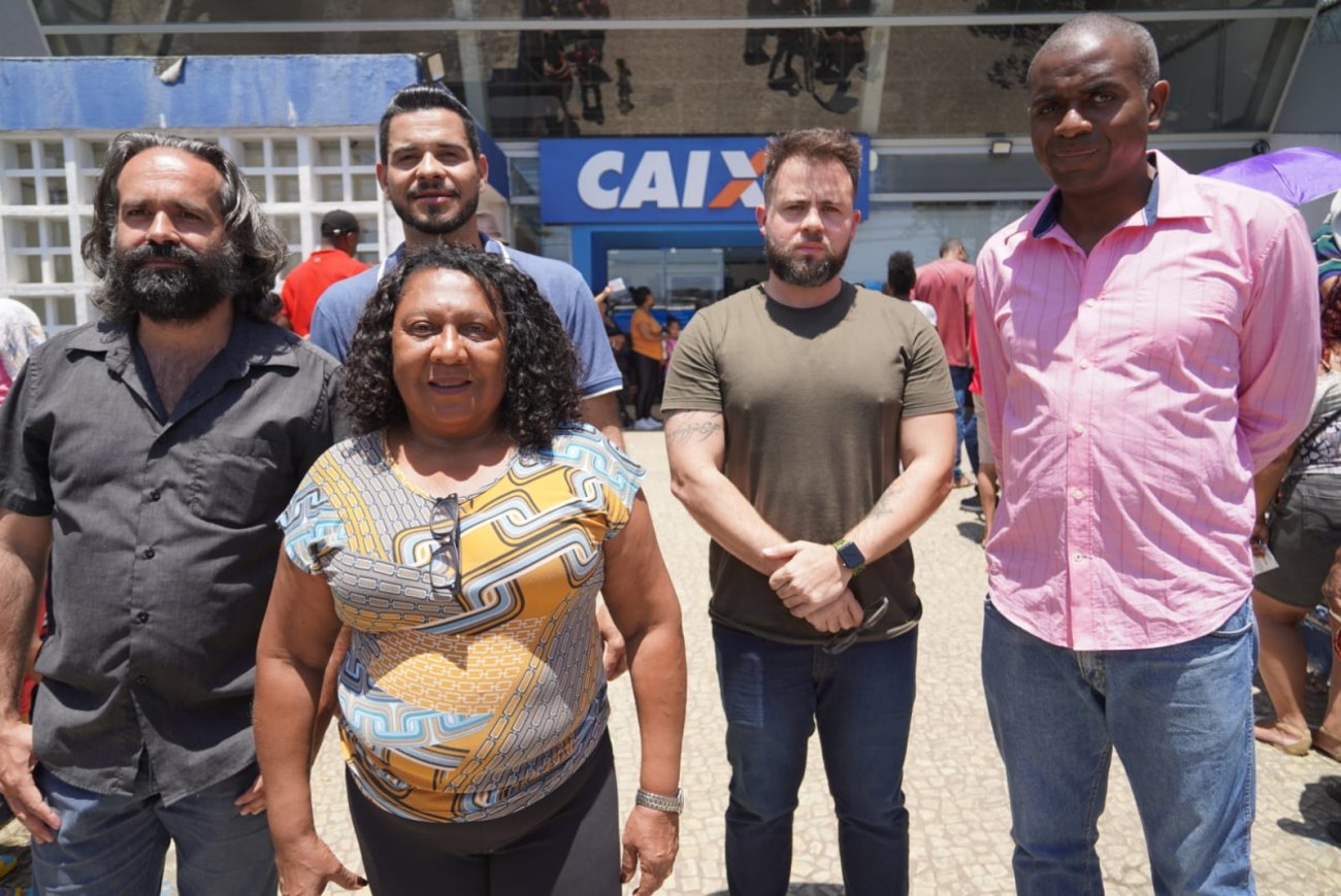 Foto: Seeb-SP Dirigentes do Sindicato dos Bancários em frente a uma agência da Caixa
