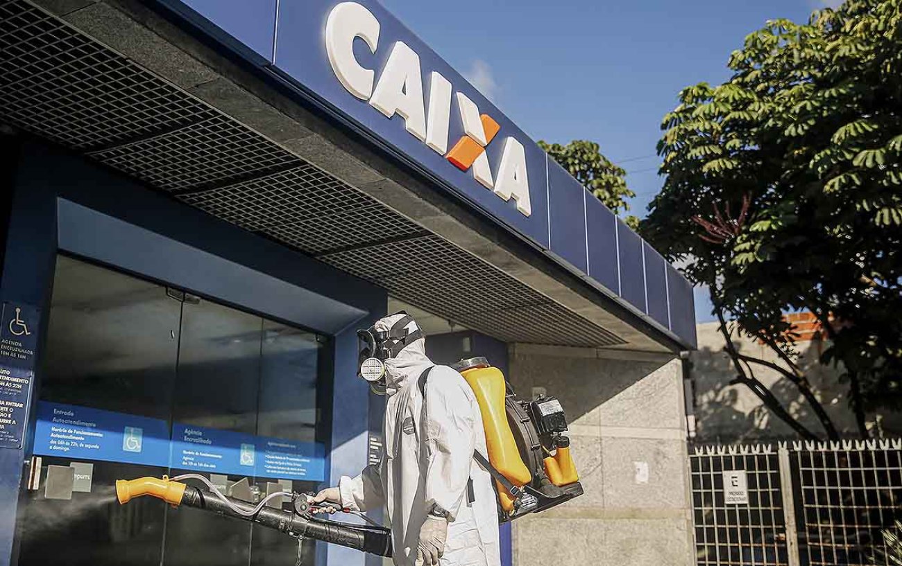 Diante do caos das filas pelo auxílio emergencial nas agências da Caixa, prefeitura do Recife trabalho no combate ao contágio pela covid-19 Imagem: Andréa Rêgo Barros/PCR