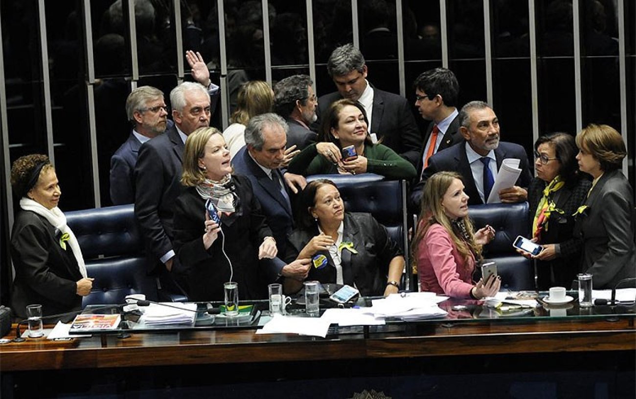 Em julho do ano passado, Regina Souza (PT-PI), Gleisi Hofmann (PT-PR), Fátima Bezerra (PT-RN), Vanessa Grazziotin (PCdoB-AM), Ângela Portela (PDT-RR) e Lídice da Mata (PSD-BA) ocuparam mesa do Senado contra reforma trabalhista Foto: Alessandro Dantas