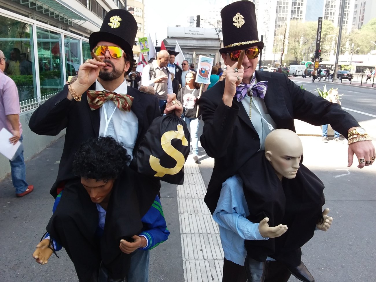 No ato lúdico teve fantasias de banqueiros montados em homens e mulheres, simbolizando a exploração do setor financeiro sobre trabalhadores e a sociedade Foto: Seeb-SP