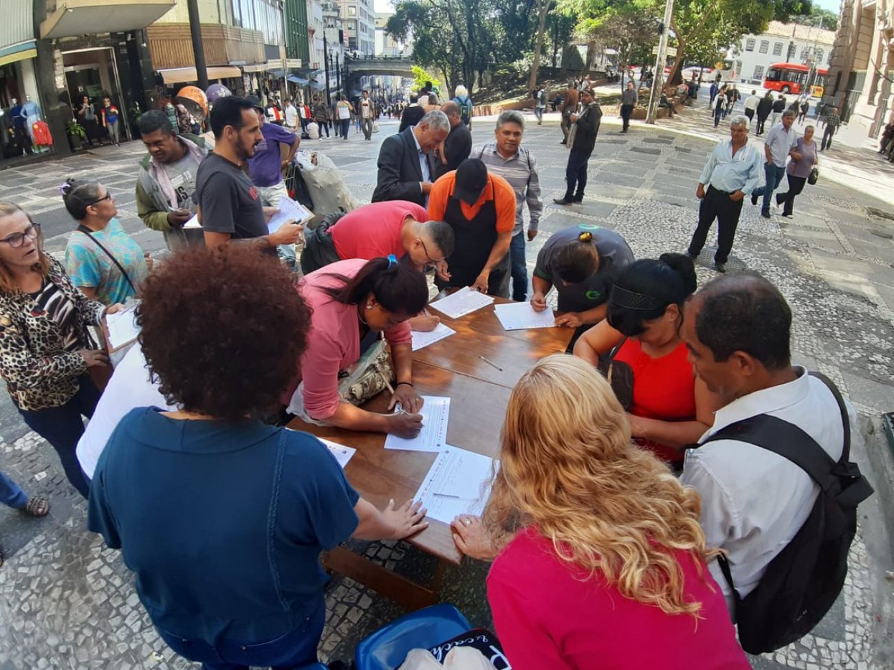 Coleta de assinaturas para o abaixo-assinado contra a reforma da Previdência na Rua XV de Novembro, no Centro Foto: Seeb-SP
