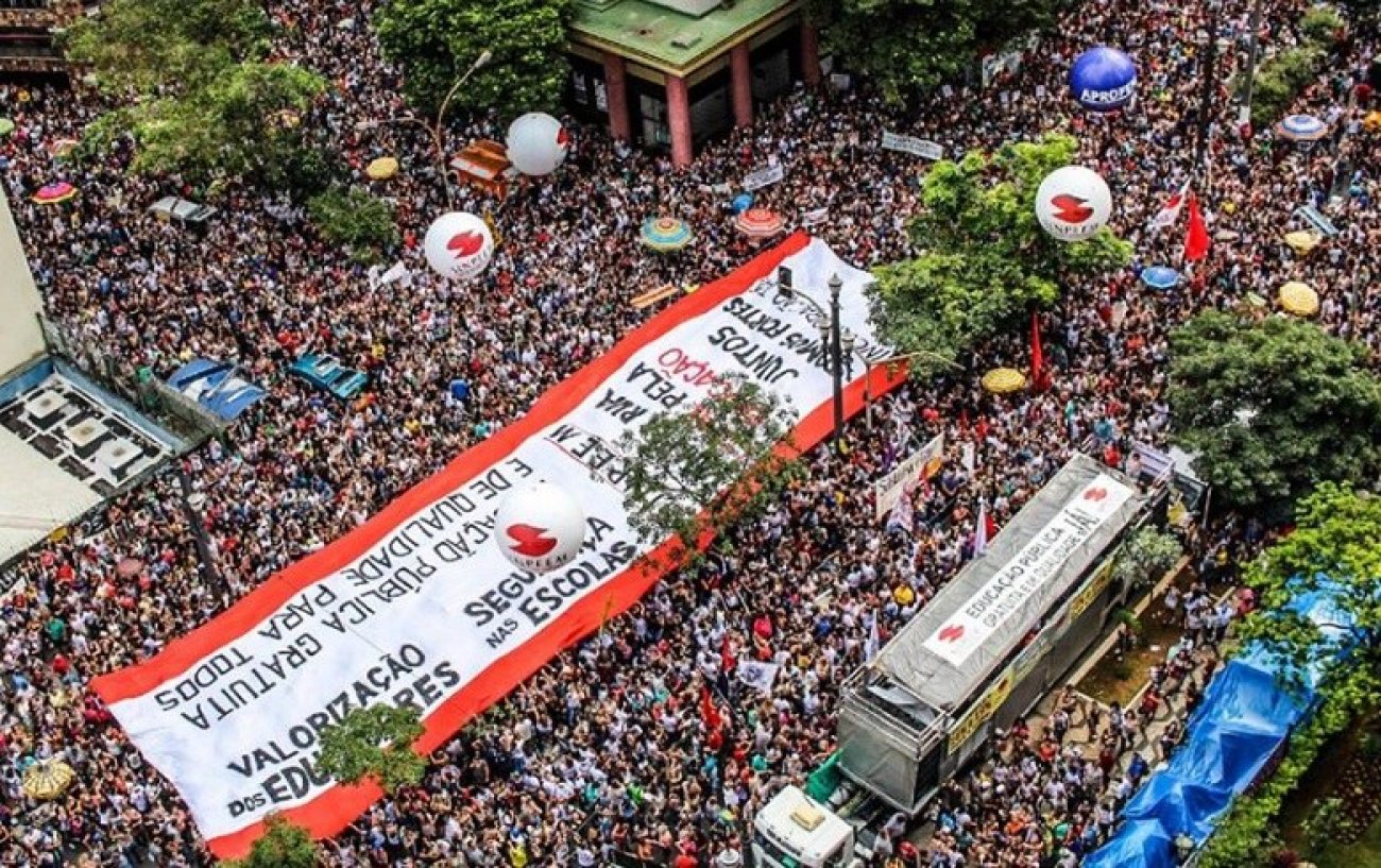 Em mais uma demonstração de força, cerca de 100 mil servidores estiveram em frente à Câmara paulistana Foto: Mandato Toninho Vespoli