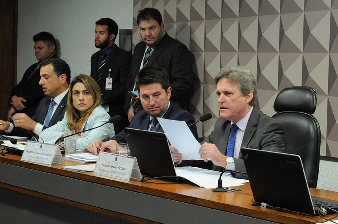 Relator Jerônimo Goergen (ao centro) criou "regime de contratação anticrise" que desrespeita CLT e acordos coletivos Foto: Roque de Sá/Agência Senado