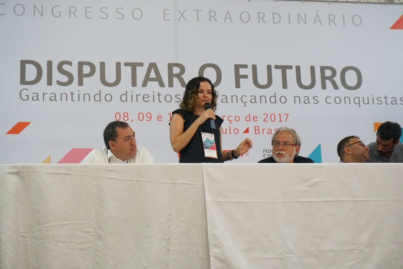 Presidenta Juvandia Moreira fala na mesa de abertura do Congresso Foto: Jailton Garcia / Contraf-CUT