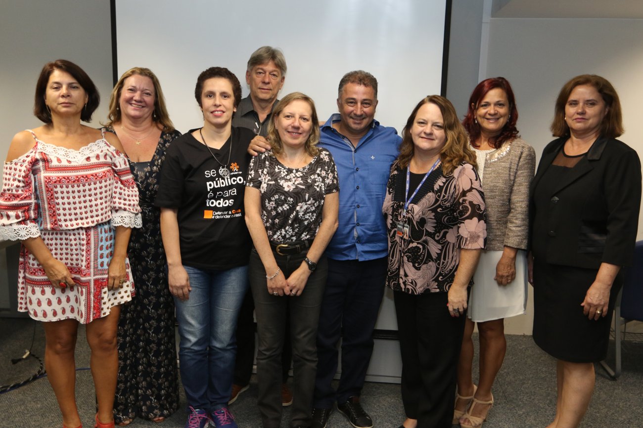 Zuleida Martins Rosa (aposentada de Florianópolis/SC), Lilian Minchin (Campinas/SP), Ivanilde Moreira (Apcef/SP), Paulo Moretti (aposentado de Recife/PE), Maria Izabel Menegatti (Rio de Janeiro/RJ), Edmar Martins André (Vitória/ES), Márcia Boiczuk Krambeck (aposentada de Curitiba/PR), Vera Lúcia Leão (aposentada de Goiânia/GO) e Helenilda Ribeiro Cândido (Brasília/DF) Foto: Fenae