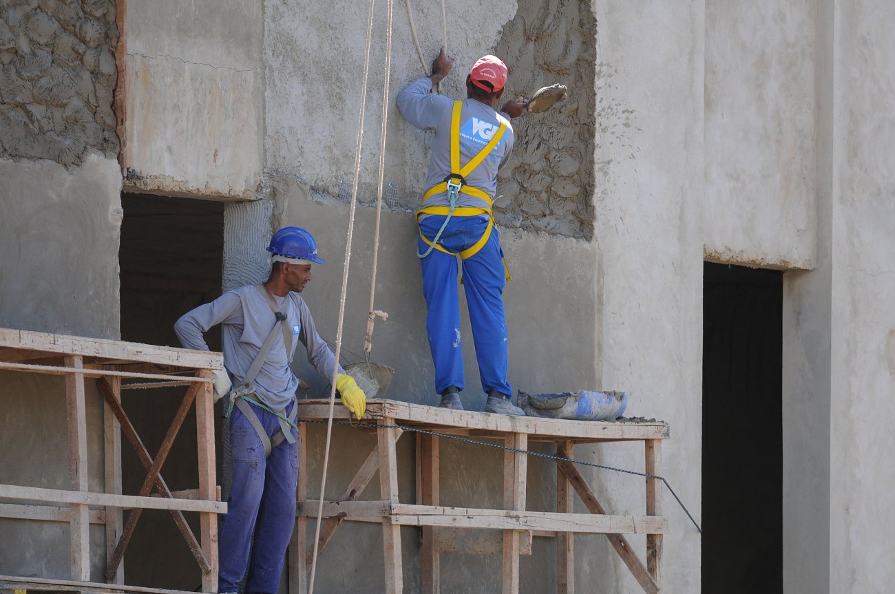 Ainda que em ritmo menor na comparação com abril de 2016, construção civil eliminou 1.760 postos (-0,08%) Foto: Dênio Simões / Agência Brasilia