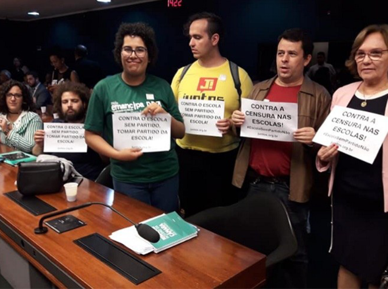 Educadores e ativistas compareceram à sessão para se manifestar contra o projeto Reprodução/Professores contra o Escola sem Partido