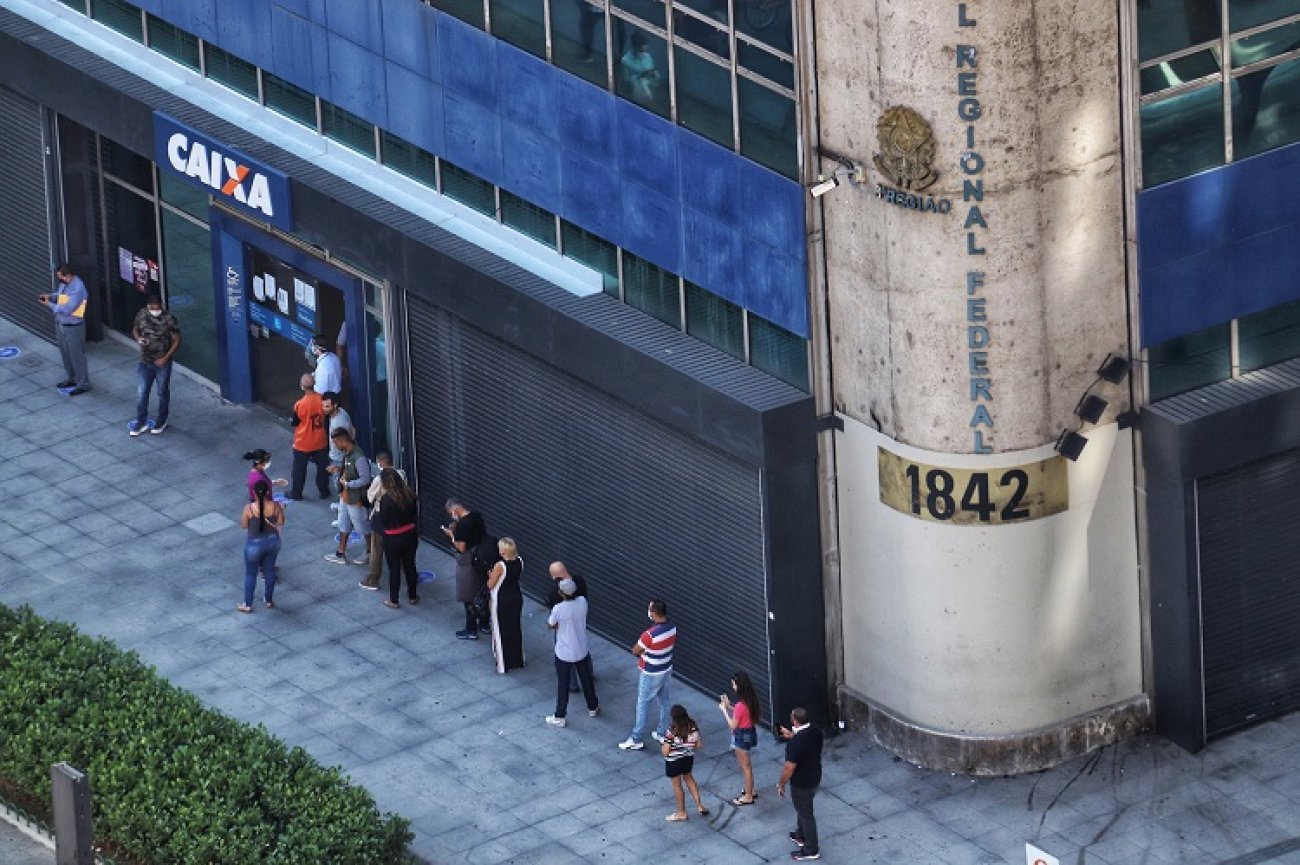Fila na Caixa Econômica Federal da Av. Paulista, em São Paulo (SP), na manhã de 29 de abril de 2020 Foto: Roberto Parizotti/Fotos Públicas