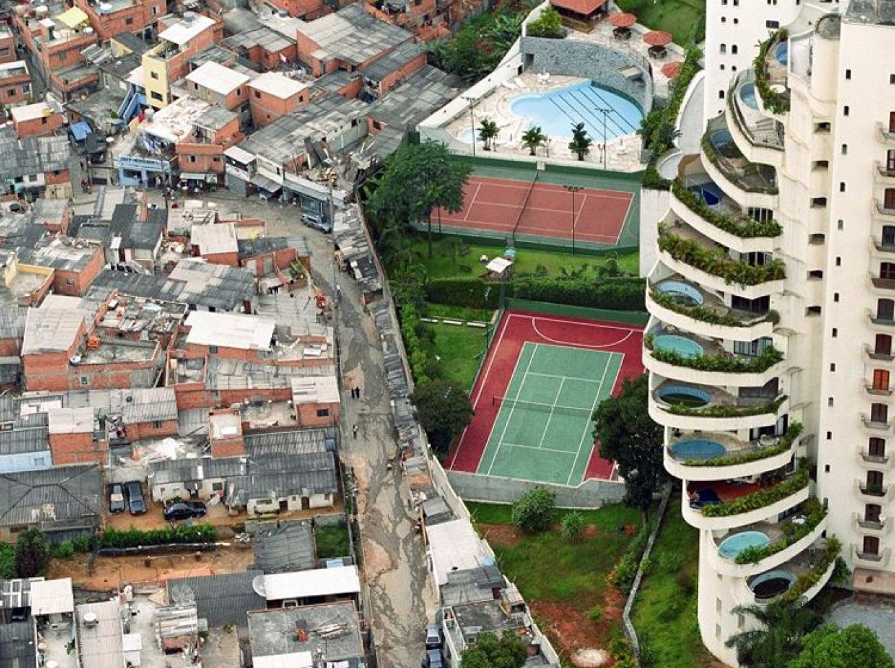 Muro separa condomínio de luxo e a favela de Paraisópolis, na zona sul de São Paulo Foto: Flickr