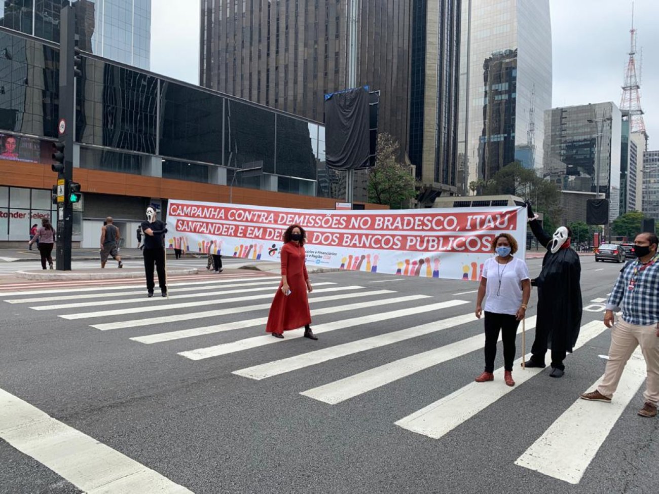 Sindicato ocupou a Av. Paulista com faixas que denunciavam as demissões promovidas pelos setor mais lucrativo do país Foto: Seeb-SP