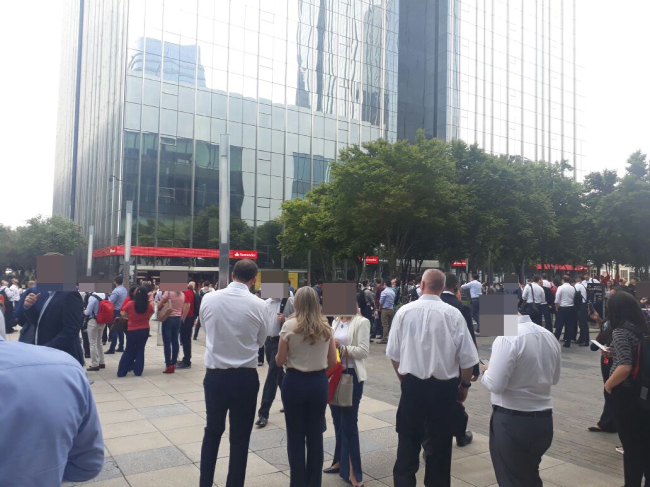Bancários protestaram contra medidas impostas pelo Santander na Torre Foto: Seeb-SP