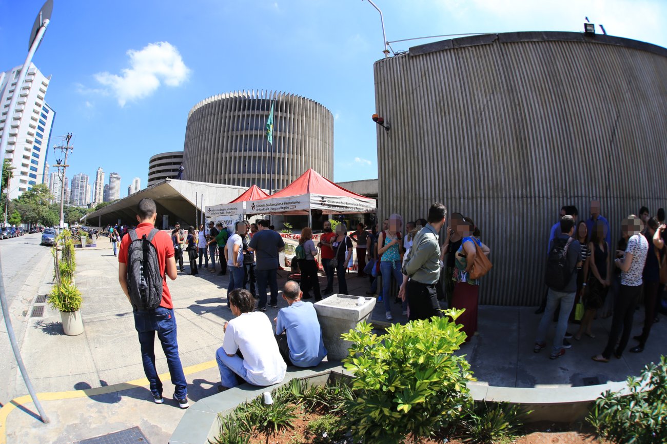 Funcionários da Verbo Divino paralisados contra a retirada de direitos Foto: Celso Luiz