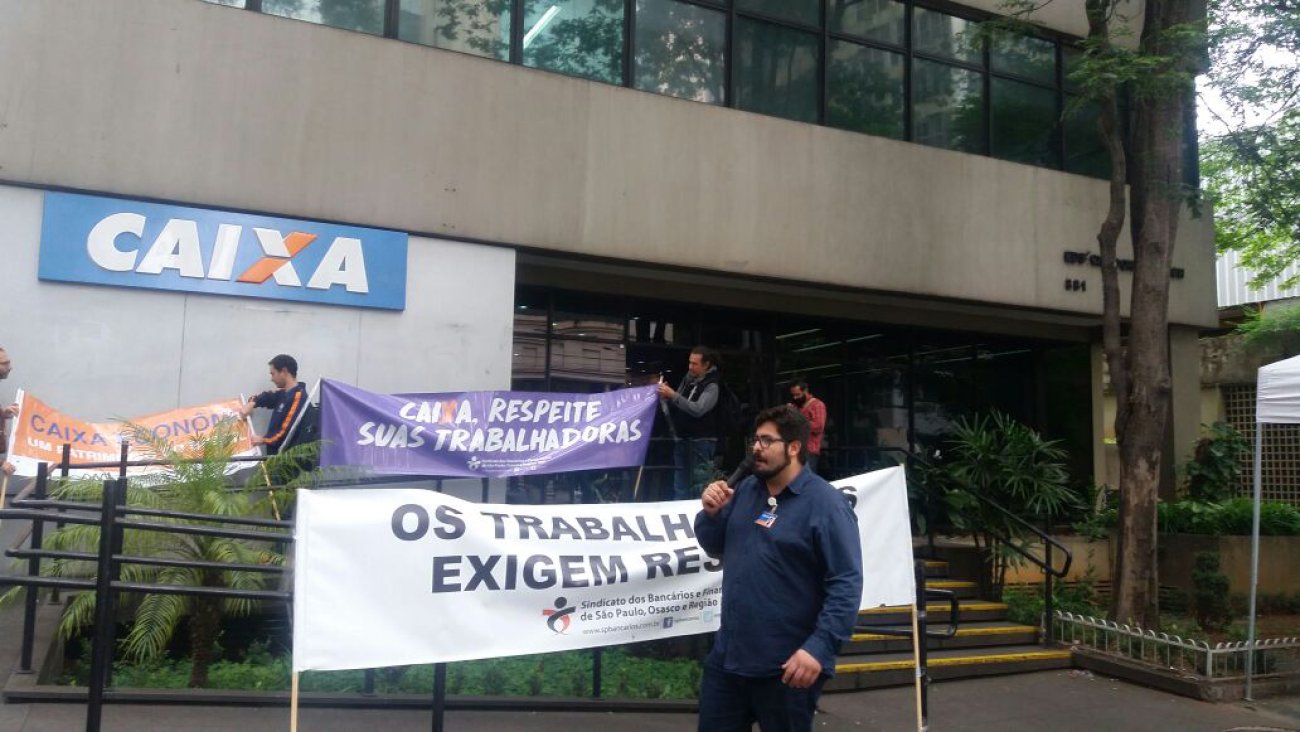 Dirigente Dionísio Reis protesta, em ato na Gipes, contra retaliação à greve geral do dia 28, Foto: Seeb-SP