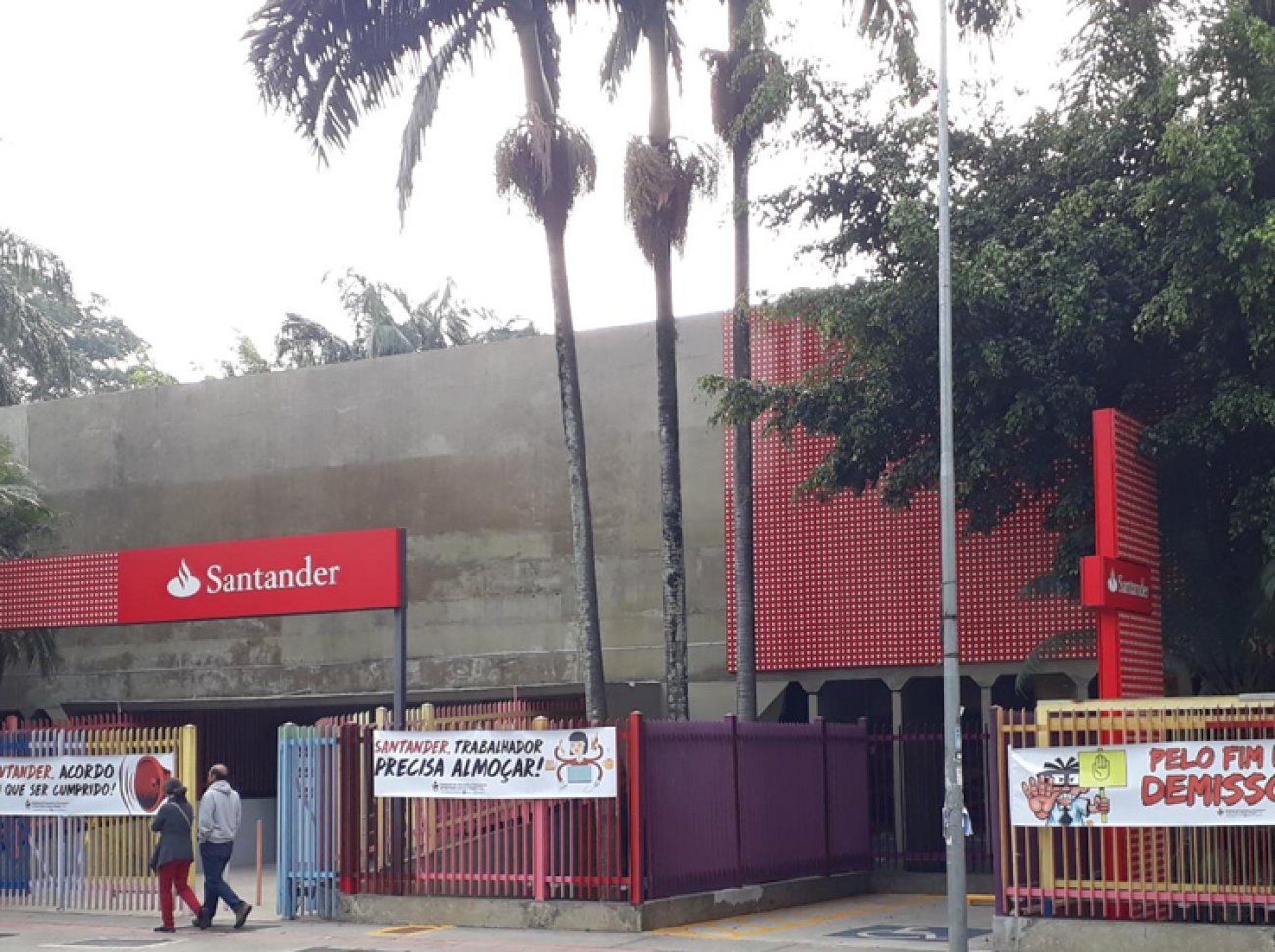 Protesto em frente à Diretoria de Rede SP Capital, do Santander, na Avenida Faria Lima Foto: Seeb-SP