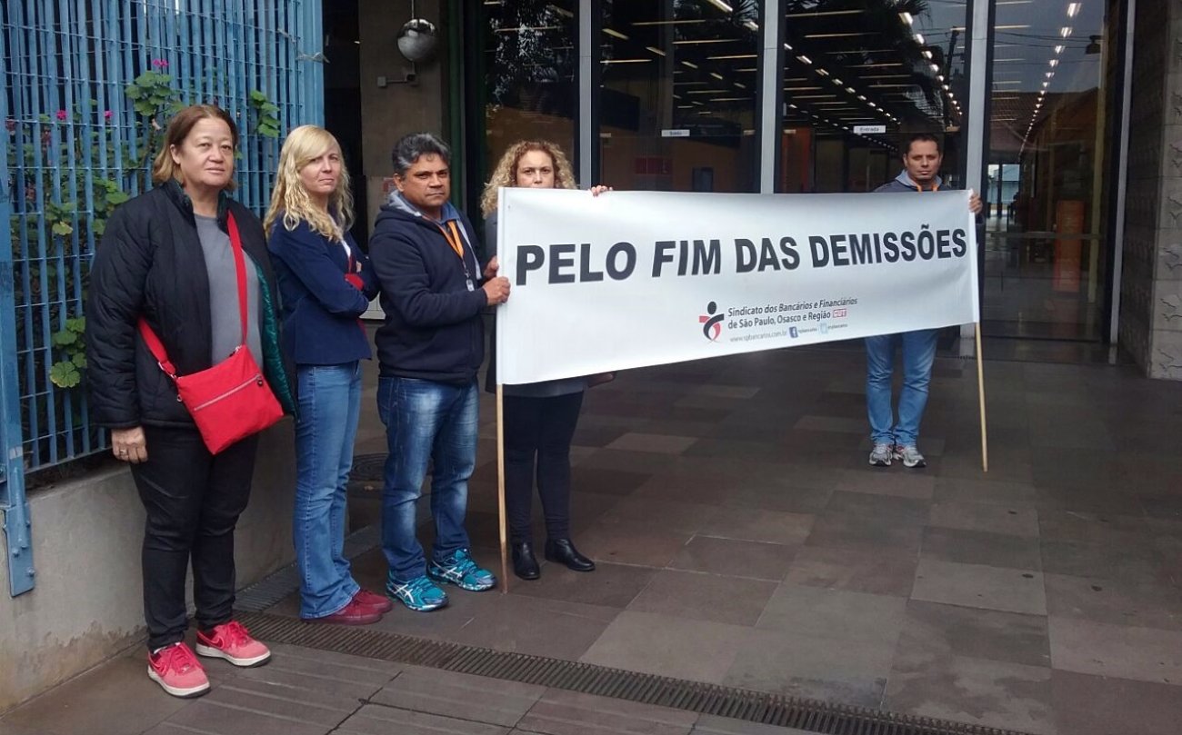 Dirigentes sindicais cobram que Itaú realoque trabalhadores ameaçados de demissão Foto: Seeb/SP
