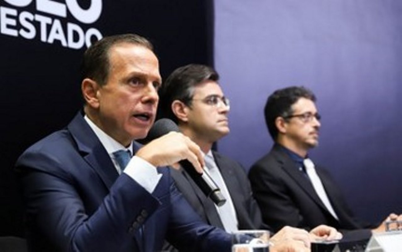 Doria (com o secretário da Cultura mais à direita) garantiu que projeto social será mantido Foto: GOVERNO DO ESTADO DE SÃO PAULO