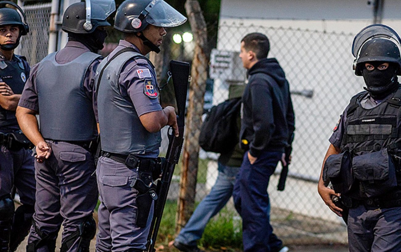 Sob vigilância de policiais, funcionários entram para o trabalho na Embraer. Sindicalistas afirmam que foram agredidos Foto: ROOSEVELT CASSIO/SIND. MET. SJC