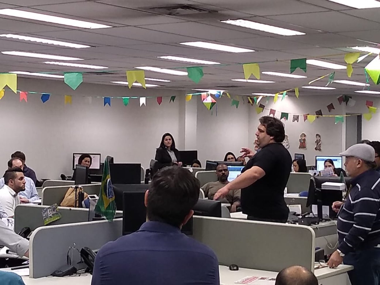 Dirigentes sindicais reunidos com funcionários no escritório digital da Luz Foto: Seeb-SP