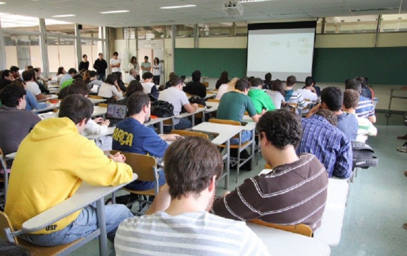 Programa que só em 2014 atendeu mais de 700 mil estudantes será reduzido a menos de 100 mil beneficiados Foto: EBC