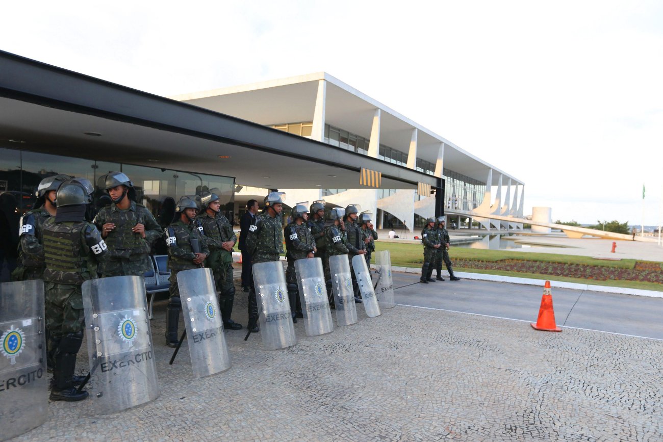 Exército formado ao lado do Palácio do Planalto, na quinta 18 Foto: Valter Campanato / Agência Brasil