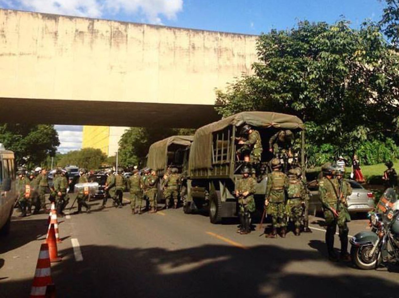 Exército nas ruas de Brasília a pedido do cambaleante Michel Temer Foto: Mídia Ninja