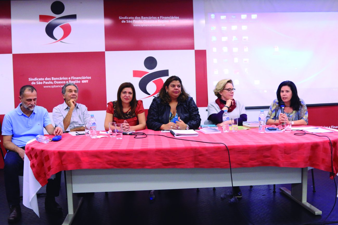 Ana Tércia, ao microfone, no lançamento de seu livro pela Faculdade 28A. Na mesa, da esquerda para a direita, André Accorsi, Iram Jácome Rodrigues, Neiva Ribeiro (secretária-geral do Sindicato), Ivone Silva (presidenta do Sindicato) e Liliana Segnini Foto: anju