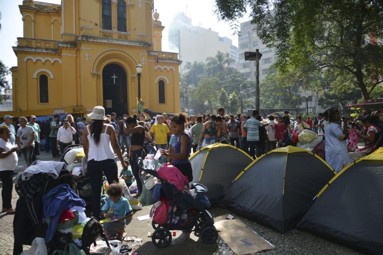 Desabrigados do prédio que desabou após incêndio na madrugada desta terça-feira acampam em frente a Igreja Nossa Senhora do Rosário dos Homens Pretos, no Largo do Paissandu, região central Foto: Rovena Rosa/Agência Brasil