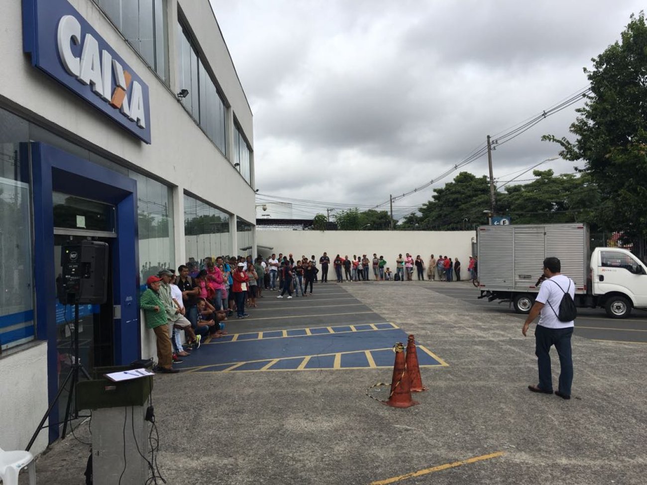 Empregados alocados em agências da SR Santo Amaro sofrem com sobrecarga de trabalho. Na foto, fila na agência Capão Redondo Foto: Seeb-SP