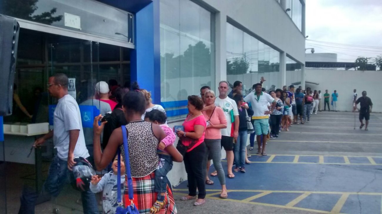 Fila de clientes em agência da Caixa no Capão Redondo Foto: Seeb-SP