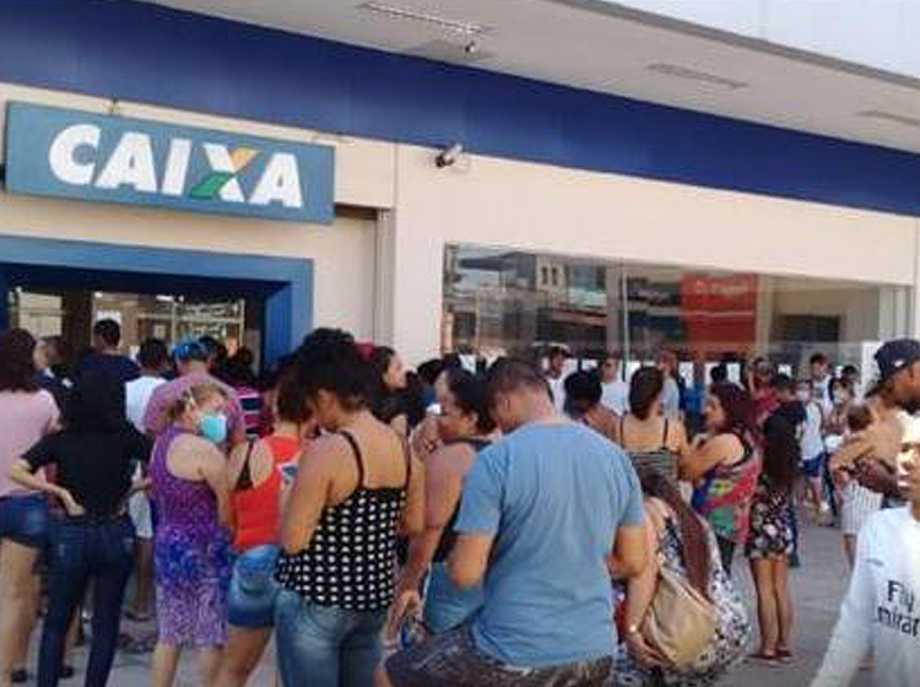 Sem agendamento por telefone, clientes e usuários se aglomeram em frente ás agências da Caixa Foto: Seeb-SP