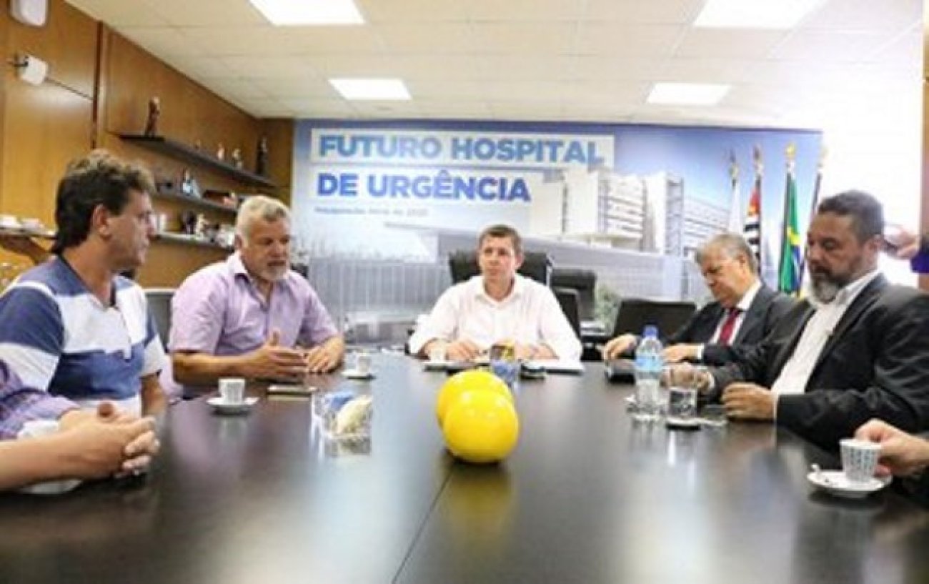 Wagnão (à esq.) com o prefeito Morando (centro): além dos empregos, fechamento teria impacto para todo o município Foto: PITI