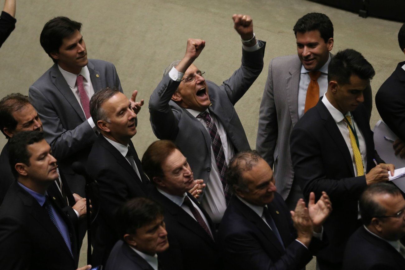 Deputados comemoram aprovação de requerimento de urgência para reforma trabalhista Foto: Fabio Rodrigues Pozzebom/Agência Brasil