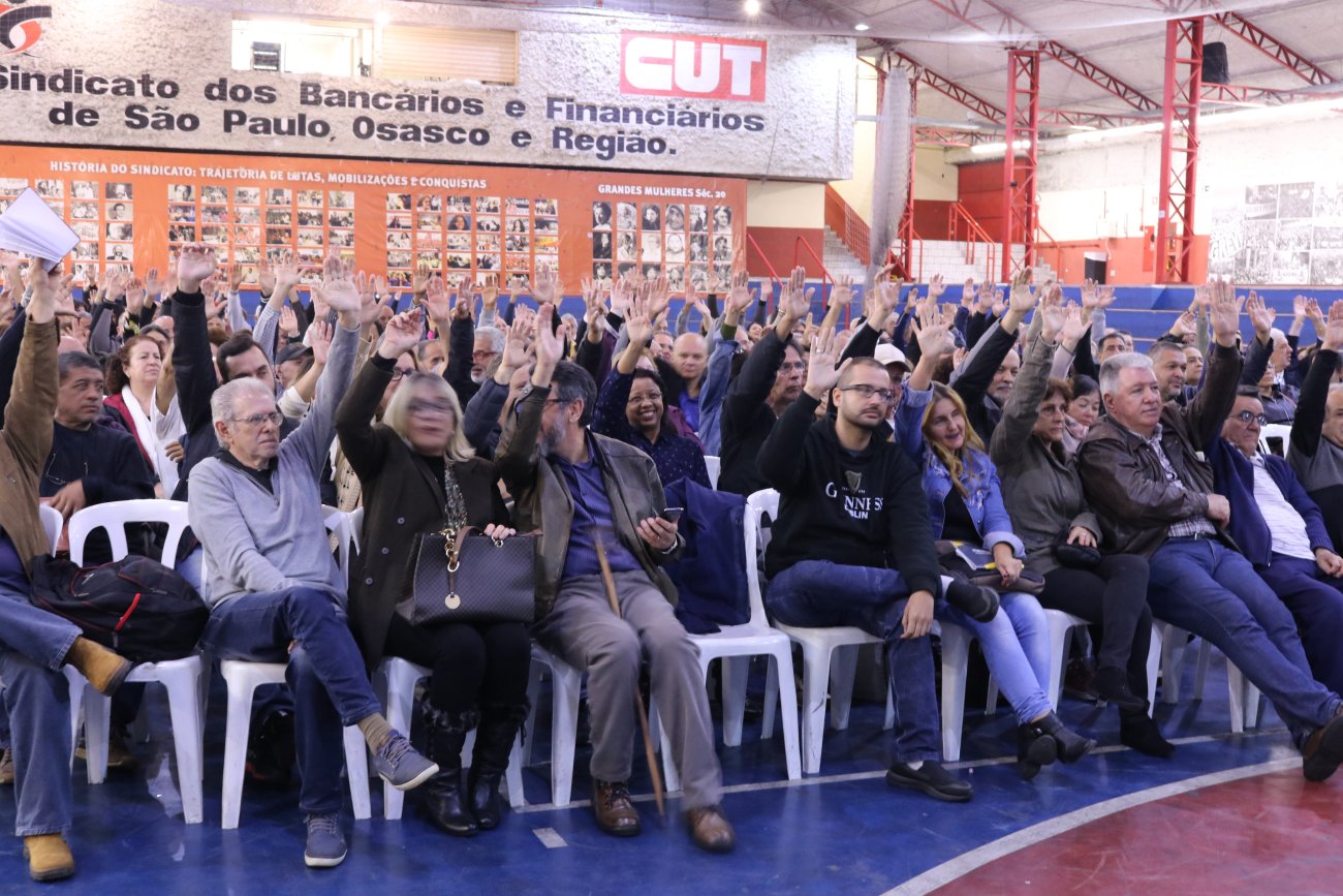 Beneficiários da Fundação Francisco Conde participam de reunião informativa sobre os trâmites finais da ação Foto: Paulo Barbosa