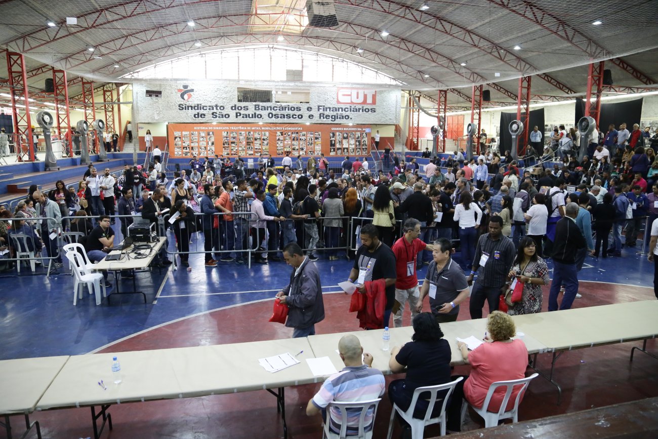 Mesários e fiscais de urna na Quadra dos Bancários, no primeiro dia da eleição Foto: Jailton Garcia