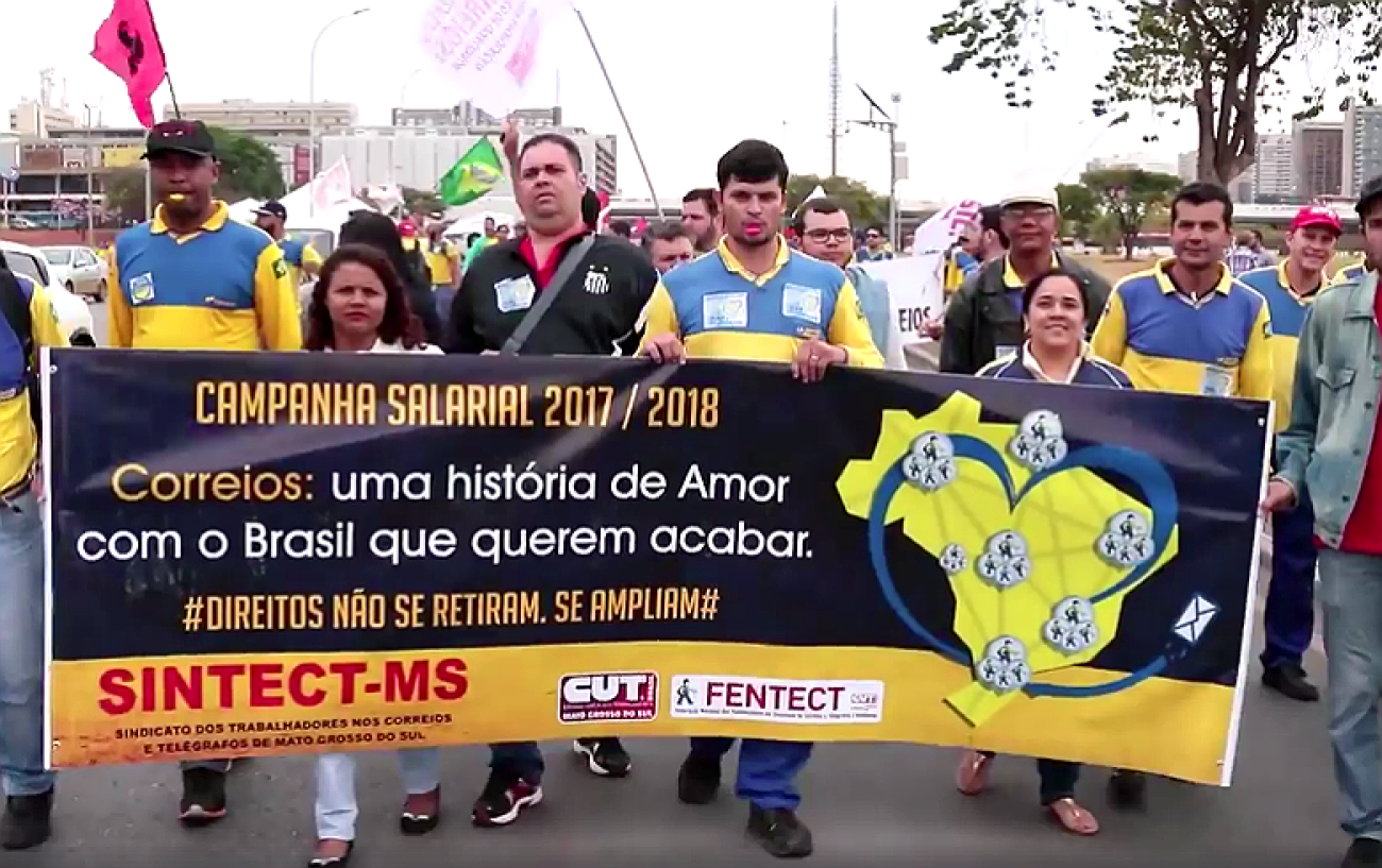 Funcionários em passeata em Brasília denunciam desmonte pelo governo Temer da empresa que chegou a ser a estatal mais bem avaliada pelos brasileiros Foto: Fentec/Facebook/Reprodução